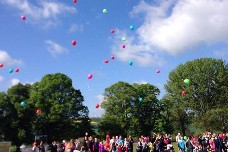 Luftballons steigen in die Luft