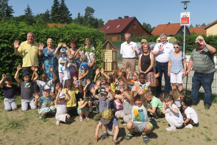 Eindruck aus der Bündnisarbeit: Eine Gruppe von Erwachsenen und Kindern auf einem Spielplatz