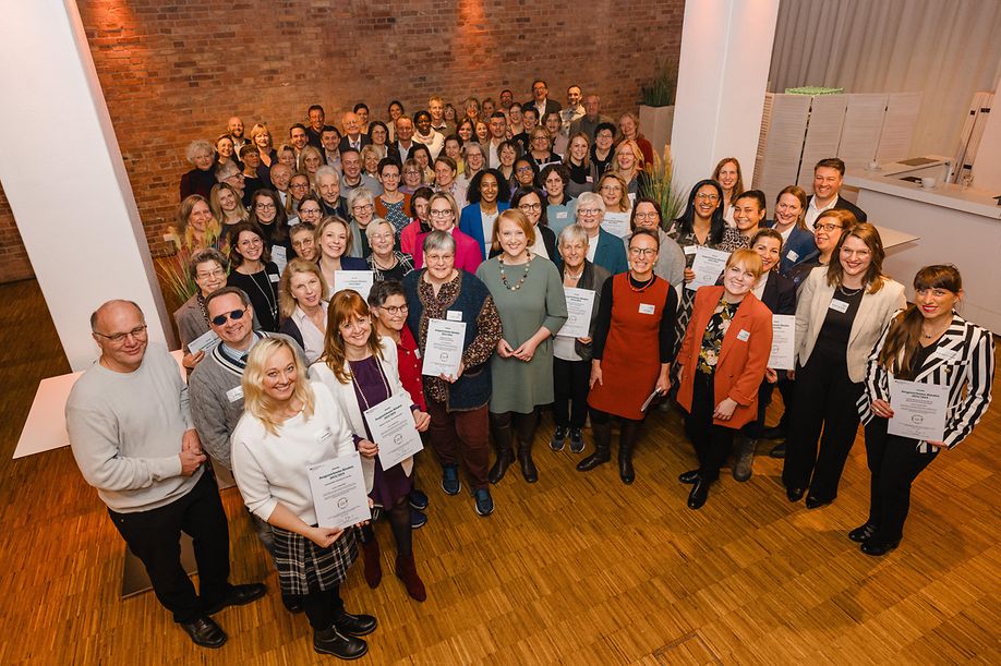  Gruppenfoto der Lokalen Bündnisse für Familie mit der Bundesministerin Lisa Paus vom Bündnisdialog am 24.11.2023