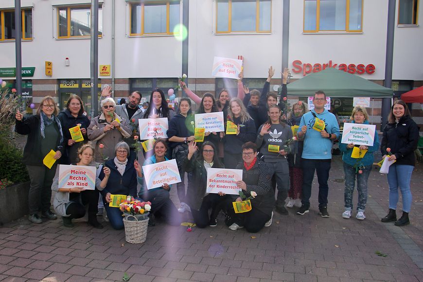 eine Gruppe engagierter Nuthetaler und Nuthetalerinnen, die zum Kinderrechtefest Plakate mit Kinderrechten hochhalten