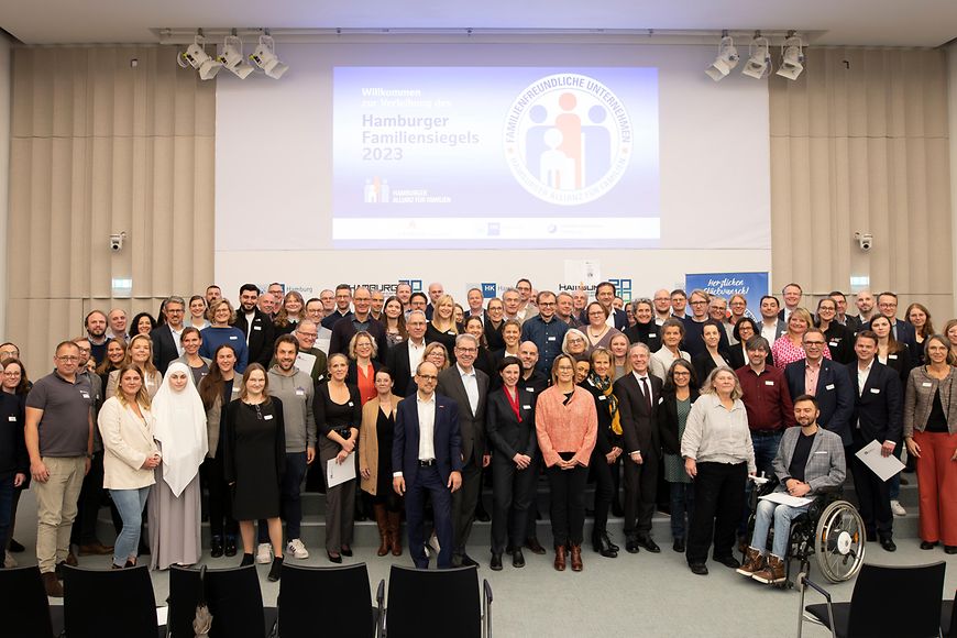 Gruppenfoto von der Verleihung des Hamburger Familiensiegels