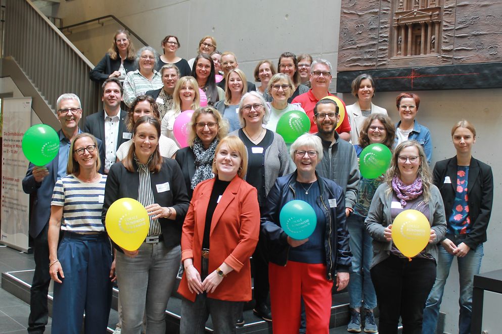 Gruppenfoto aller Teilnehmenden der Zukunftswerkstätten