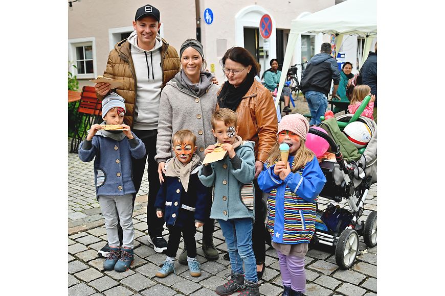 Eine Gruppe aus Erwachsenen und Kindern beim Familienfest