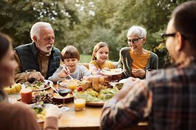 Mehrgenerationenfamilie beim Mittagessen in der Natur