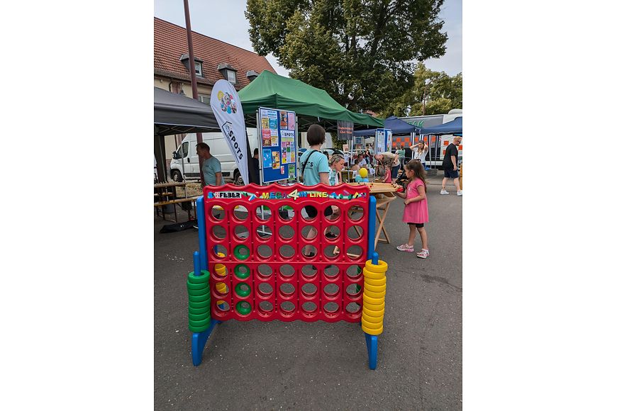 Eine Spielstation beim Aktionstag mit einem großen 4-Gewinnt-Spiel