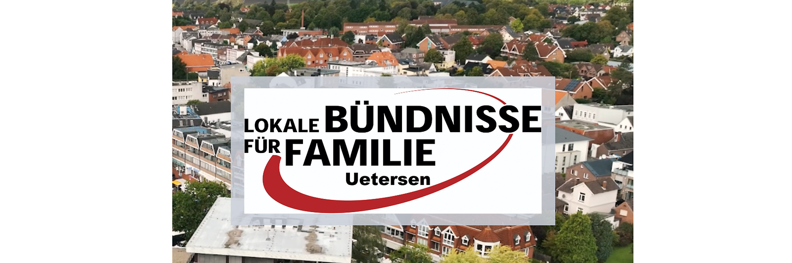 Das Logo des Bündnis für Familie in Uertersen auf einem Foto der Stadt