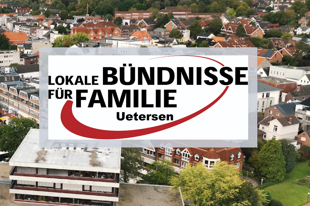 Das Logo des Bündnis für Familie in Uertersen auf einem Foto der Stadt